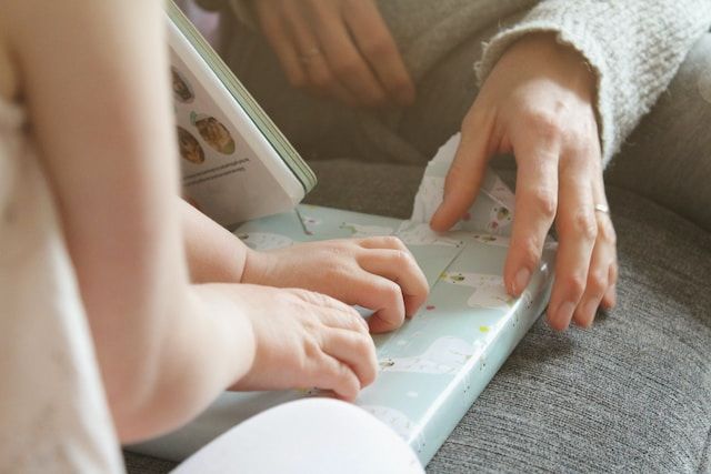 Femeie despachetând o carte cadou